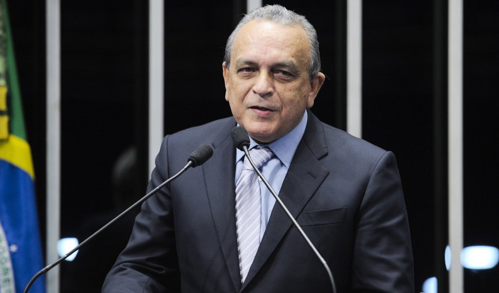 Deputado Sérgio Guerra (PSDB-PE) em discurso no plenário durante sessão solene.
Sessão solene do Congresso Nacional em homenagem ao ex-ministro da Justiça Fernando Lyra, falecido em fevereiro deste ano aos 74 anos.
(Foto: Paulo Emílio) Deputado Sérgio Guerra (PSDB-PE) em discurso no plenário durante sessão solene.
Sessão solene do Congresso Nacional em homenagem ao ex-ministro da Justiça Fernando Lyra, falecido em fevereiro deste ano aos 74 anos.