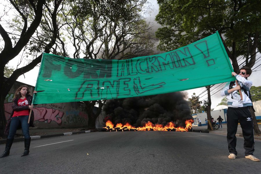 S�O PAULO,SP,27.08.2013:PROTESTO/SINTUSP/USP - O Sintusp, juntamente com os estudantes da USP, trabalhadores do IPEN e moradores da comunidade S�o Remo realizam protesto no Port�o Principal da USP, com fechamento da Avenida Alvarenga, zona oeste de S�o Pa (Foto: Gisele Federicce) S�O PAULO,SP,27.08.2013:PROTESTO/SINTUSP/USP - O Sintusp, juntamente com os estudantes da USP, trabalhadores do IPEN e moradores da comunidade S�o Remo realizam protesto no Port�o Principal da USP, com fechamento da Avenida Alvarenga, zona oeste de S�o Pa