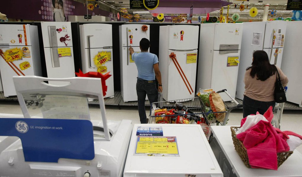 SÃO PAULO, SP, BRASIL, 03-12-2011, 11h00: Consumidores conferem produtos em loja da rede Walmart, em São Paulo (SP), após redução do IPI (Imposto sobre Produtos Industrializados). O governo anunciou em 1º de dezembro de 2011 um pacote de redução de tribut (Foto: Giuliana Miranda) SÃO PAULO, SP, BRASIL, 03-12-2011, 11h00: Consumidores conferem produtos em loja da rede Walmart, em São Paulo (SP), após redução do IPI (Imposto sobre Produtos Industrializados). O governo anunciou em 1º de dezembro de 2011 um pacote de redução de tribut