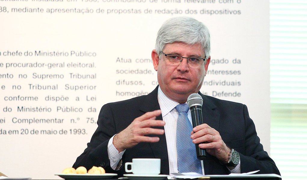 BRASÍLIA, DF - 18.12.2013: JANOT/BALANÇO/PGR/DF - O procurador-geral da República, Rodrigo Janot, conversa com jornalistas e faz um balanço sobre o ano na Procuradoria. (Foto: Pedro Ladeira/Folhapress) (Foto: Giuliana Miranda) BRASÍLIA, DF - 18.12.2013: JANOT/BALANÇO/PGR/DF - O procurador-geral da República, Rodrigo Janot, conversa com jornalistas e faz um balanço sobre o ano na Procuradoria. (Foto: Pedro Ladeira/Folhapress)