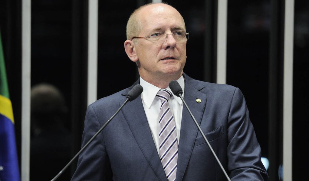 Em discurso na tribuna do Senado, senador Paulo Bauer (PSDB-SC) (Foto: Paulo Emílio) Em discurso na tribuna do Senado, senador Paulo Bauer (PSDB-SC)
