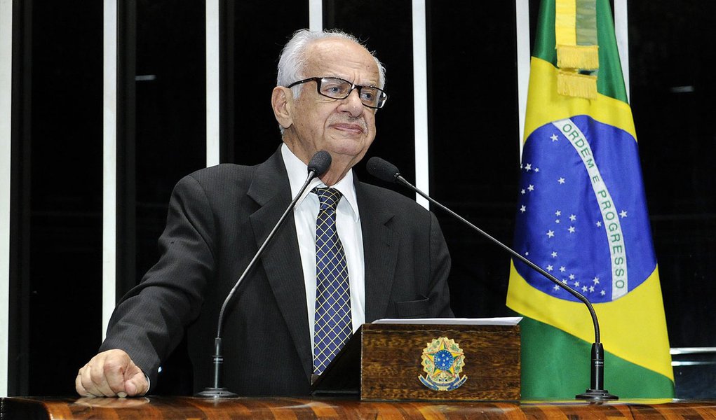 Senador Pedro Simon (PMDB-RS) cobra explicações do Ministério da Saúde sobre contrato firmado entre a Fundação para o Remédio Popular e as empresas Medtronic e SCI Tech, fornecedoras de marcapassos e stents coronários e arteriais (Foto: Roberta Namour) Senador Pedro Simon (PMDB-RS) cobra explicações do Ministério da Saúde sobre contrato firmado entre a Fundação para o Remédio Popular e as empresas Medtronic e SCI Tech, fornecedoras de marcapassos e stents coronários e arteriais