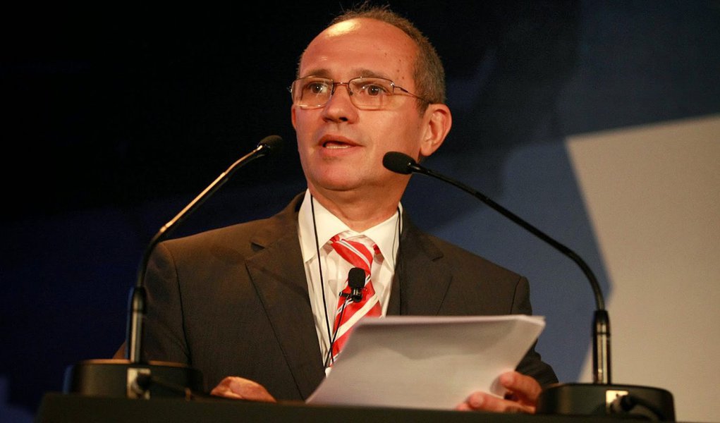 SP - FÓRUM/ESTADÃO - ECONOMIA - O governador do EspÃrito Santo, Paulo Hartung (PMDB), durante o 5º debate da série Fórum Estadão Regiões, nesta quarta-feira (09) no Hotel Renaissance, em São Paulo. O evento conta com o apoio da Agência Est (Foto: Leonardo Attuch) SP - FÓRUM/ESTADÃO - ECONOMIA - O governador do EspÃrito Santo, Paulo Hartung (PMDB), durante o 5º debate da série Fórum Estadão Regiões, nesta quarta-feira (09) no Hotel Renaissance, em São Paulo. O evento conta com o apoio da Agência Est