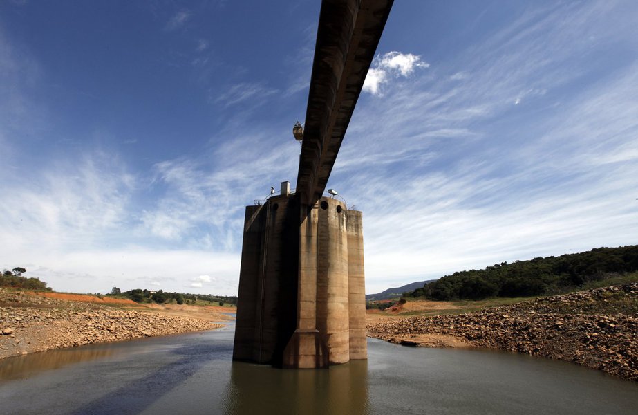 A view of the water catchment of the Cantareira water supply system at Jaguari dam in Joanopollis, 136 km (77 miles) from Sao Paulo February 21, 2014. The water levels of the Cantareira system, which serves 9.3 million residents in Sao Paulo's metropolita (Foto: Gisele Federicce) A view of the water catchment of the Cantareira water supply system at Jaguari dam in Joanopollis, 136 km (77 miles) from Sao Paulo February 21, 2014. The water levels of the Cantareira system, which serves 9.3 million residents in Sao Paulo's metropolita