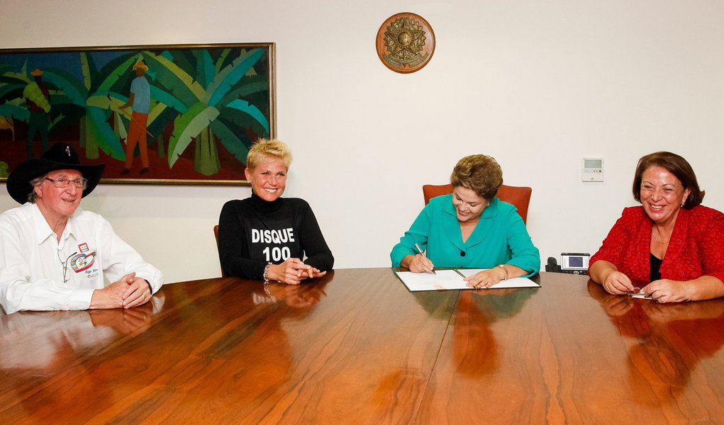 Brasília - DF, 21/05/2014. Presidenta Dilma Rousseff recebe Xuxa Meneghel, Sérgio Reis, criadores do aplicativo Proteja Brasil e parlamentares, autor e relator da lei que classifica como crime hediondo a exploração sexual de criança e adolescente - sanção (Foto: Valter Lima) www.brasil247.com - Brasília - DF, 21/05/2014. Presidenta Dilma Rousseff recebe Xuxa Meneghel, Sérgio Reis, criadores do aplicativo Proteja Brasil e parlamentares, autor e relator da lei que classifica como crime hediondo a exploração sexual de criança e adolescente - sanção