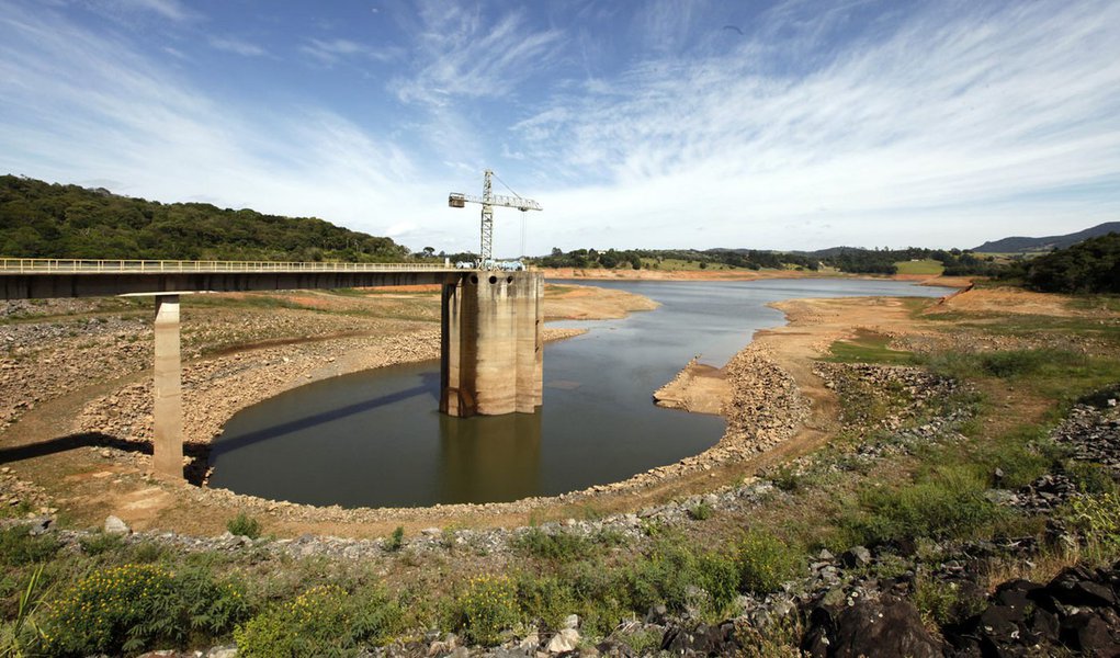 A view of the water catchment of the Cantareira water supply system at Jaguari dam in Joanopollis, 136 km (77 miles) from Sao Paulo February 21, 2014. The water levels of the Cantareira system, which serves 9.3 million residents in Sao Paulo's metropolita (Foto: Gisele Federicce) A view of the water catchment of the Cantareira water supply system at Jaguari dam in Joanopollis, 136 km (77 miles) from Sao Paulo February 21, 2014. The water levels of the Cantareira system, which serves 9.3 million residents in Sao Paulo's metropolita