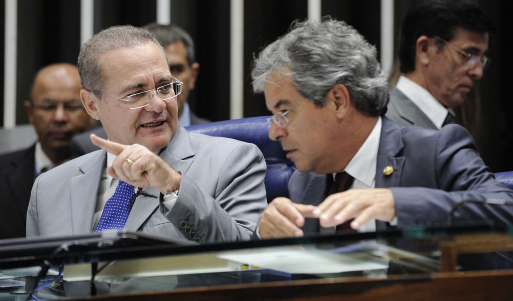 (E/D) Senadores Renan Calheiros (PMDB-AL), presidente do Senado, e Jorge Viana (PT-AC) durante discussão sobre os questionamentos feitos pelo PT e pelo PSDB aos requerimentos de criação da CPI da Petrobras (Foto: Valter Lima) (E/D) Senadores Renan Calheiros (PMDB-AL), presidente do Senado, e Jorge Viana (PT-AC) durante discussão sobre os questionamentos feitos pelo PT e pelo PSDB aos requerimentos de criação da CPI da Petrobras
