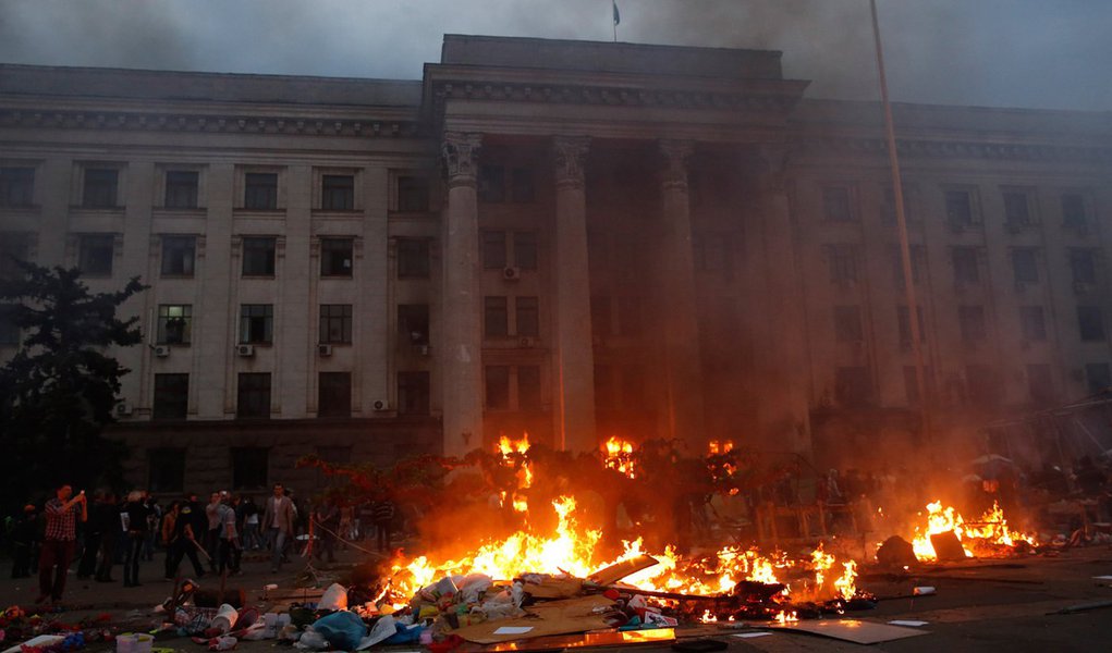 A pro-Russian activist tent camp burns in front of the trade union building in Odessa May 2, 2014. At least 38 people were killed in a fire on Friday in the trade union building in the centre of Ukraine's southern port city of Odessa, regional police said (Foto: Ana Pupulin) www.brasil247.com - A pro-Russian activist tent camp burns in front of the trade union building in Odessa May 2, 2014. At least 38 people were killed in a fire on Friday in the trade union building in the centre of Ukraine's southern port city of Odessa, regional police said