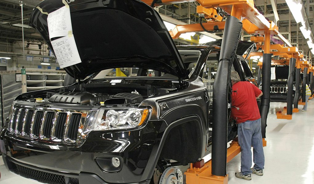 DETROIT - MAY 21: A Chrysler employee works on the assembly line making the new Jeep Grand Cherokee at the Chrysler Jefferson Avenue Plant May 21, 2010 in Detroit, Michigan. The 2011 Jeep Grand Cherokee is Chrysler's first new vehicle to be introduced s (Foto: Roberta Namour) DETROIT - MAY 21: A Chrysler employee works on the assembly line making the new Jeep Grand Cherokee at the Chrysler Jefferson Avenue Plant May 21, 2010 in Detroit, Michigan. The 2011 Jeep Grand Cherokee is Chrysler's first new vehicle to be introduced s