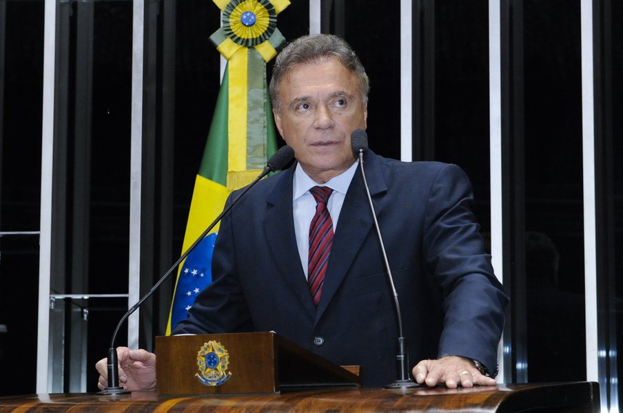 Senador Alvaro Dias (PSDB-PR) alerta para a possibilidade de uma invasão promovida por integrantes do Movimento dos Trabalhadores Rurais Sem Terra na área da empresa Araupel, em Quedas do Iguaçu, no Paraná (Foto: Charles Nisz) Senador Alvaro Dias (PSDB-PR) alerta para a possibilidade de uma invasão promovida por integrantes do Movimento dos Trabalhadores Rurais Sem Terra na área da empresa Araupel, em Quedas do Iguaçu, no Paraná