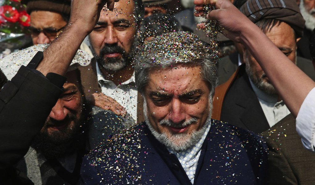 Supporters of Afghan presidential candidate Abdullah Abdullah throw shreded paper on his head as they welcome him during a campaign rally in Deh Sabz district on the outskirts of Kabul, Afghanistan, Wednesday, March, 5, 2014. Eleven Afghan presidential ca (Foto: Realle Palazzo-Martini) Supporters of Afghan presidential candidate Abdullah Abdullah throw shreded paper on his head as they welcome him during a campaign rally in Deh Sabz district on the outskirts of Kabul, Afghanistan, Wednesday, March, 5, 2014. Eleven Afghan presidential ca