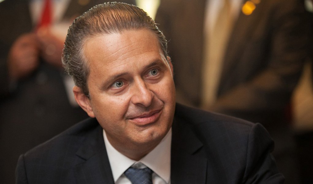 SÃO PAULO, SP - 19.08.2013: CAMPOS/REUNIÃO/SECOVI/SP - O governador de Pernambuco e presidente do PSB, Eduardo Campos, concede entrevista coletiva após participar de reunião no Secovi, maior sindicato do mercado imobiliário da América Latina, na Vila Mari (Foto: Paulo Emílio) SÃO PAULO, SP - 19.08.2013: CAMPOS/REUNIÃO/SECOVI/SP - O governador de Pernambuco e presidente do PSB, Eduardo Campos, concede entrevista coletiva após participar de reunião no Secovi, maior sindicato do mercado imobiliário da América Latina, na Vila Mari