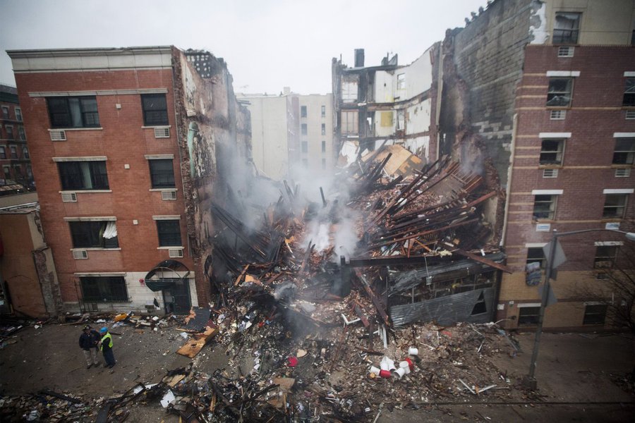 New York City firefighters work at the site of a building explosion and collapse in the Harlem section of New York, March 12, 2014. Two New York City buildings collapsed on Wednesday in an explosion believed to be caused by a gas leak, killing two people, (Foto: Gisele Federicce) New York City firefighters work at the site of a building explosion and collapse in the Harlem section of New York, March 12, 2014. Two New York City buildings collapsed on Wednesday in an explosion believed to be caused by a gas leak, killing two people,