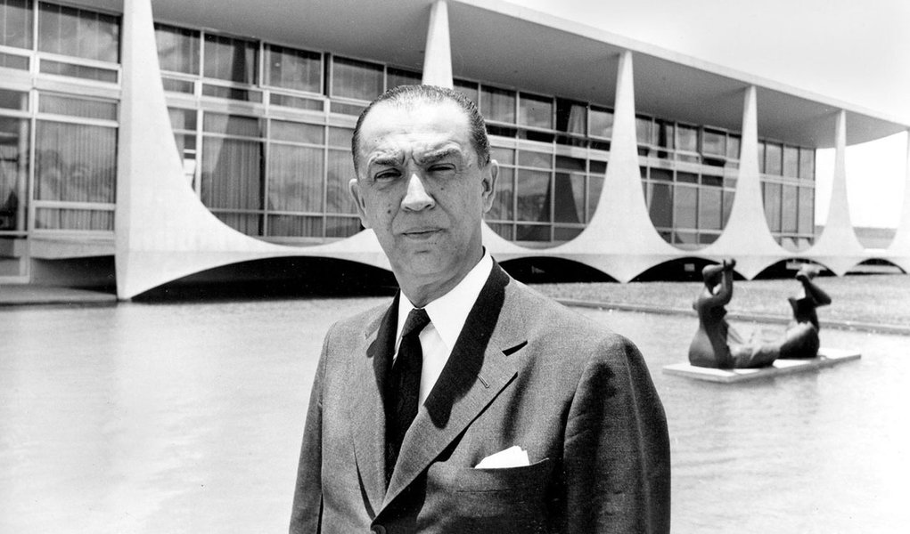 Juscelino Kubitschek, President of Brazil, poses in front of a building in Brasilia, capital of Brazil, in 1960. (AP Photo) (Foto: Leonardo Lucena) Juscelino Kubitschek, President of Brazil, poses in front of a building in Brasilia, capital of Brazil, in 1960. (AP Photo)