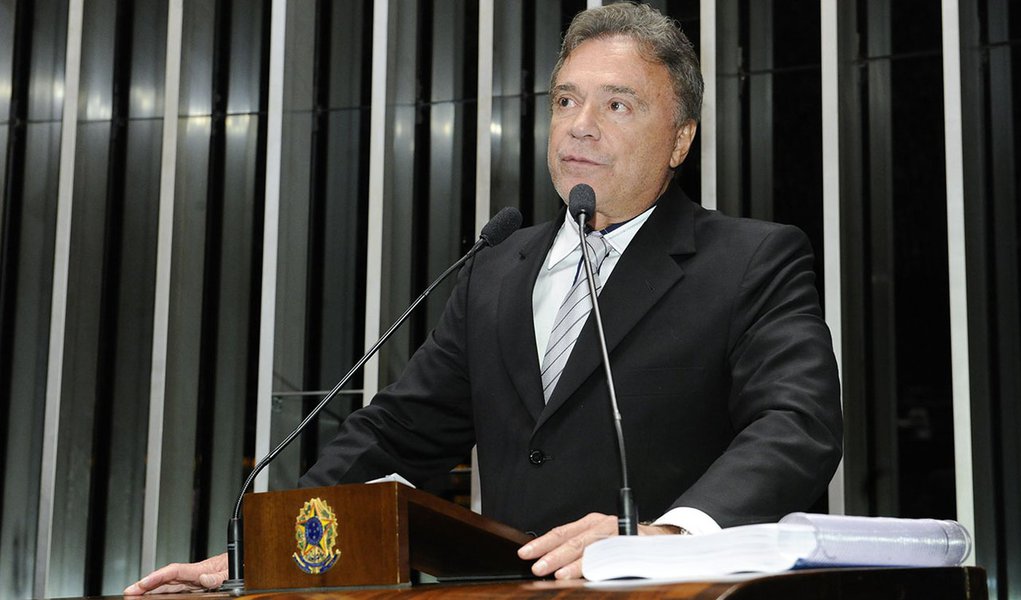 Senador Alvaro Dias (PSDB-PR) lamenta que projeto de lei de sua autoria que acaba com o sigilo em empréstimos concedidos a outros países não tenha sido votado nesta quinta-feira (29) pela Comissão de Relações Exteriores e Defesa Nacional (Foto: Valter Lima) Senador Alvaro Dias (PSDB-PR) lamenta que projeto de lei de sua autoria que acaba com o sigilo em empréstimos concedidos a outros países não tenha sido votado nesta quinta-feira (29) pela Comissão de Relações Exteriores e Defesa Nacional