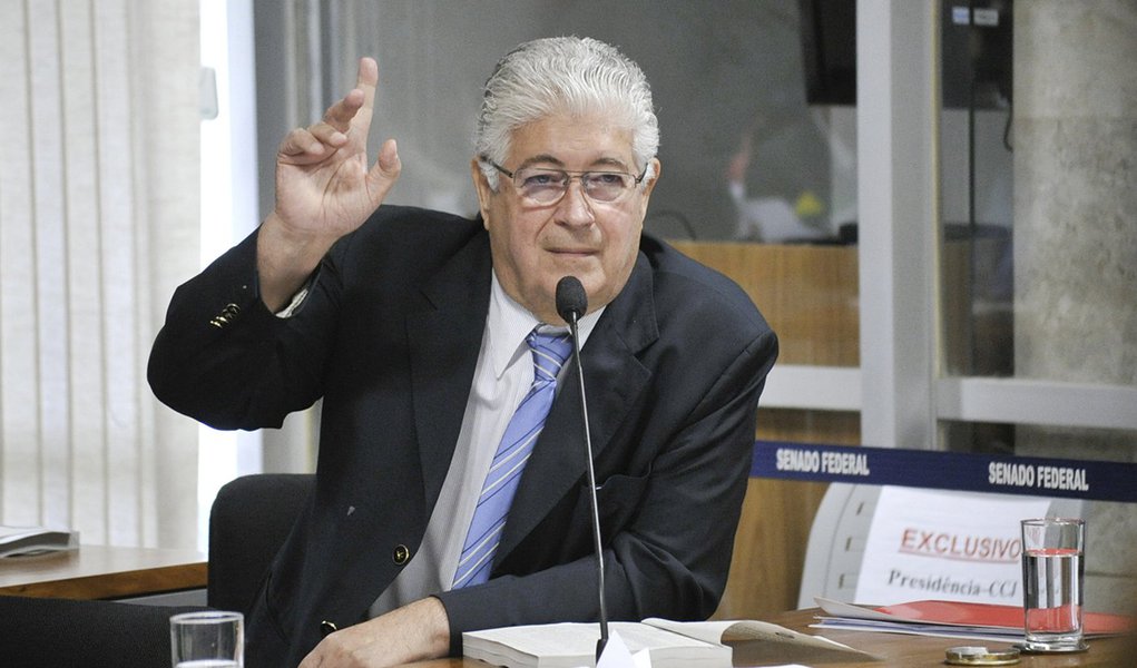 Senador Roberto Requião (PMDB-PR) apresenta substitutivo a projeto de lei (PLS 60/2012) proibindo doações de empresas em dinheiro, ou por meio de publicidade, a candidatos e partidos políticos (Foto: Aquiles Lins) Senador Roberto Requião (PMDB-PR) apresenta substitutivo a projeto de lei (PLS 60/2012) proibindo doações de empresas em dinheiro, ou por meio de publicidade, a candidatos e partidos políticos