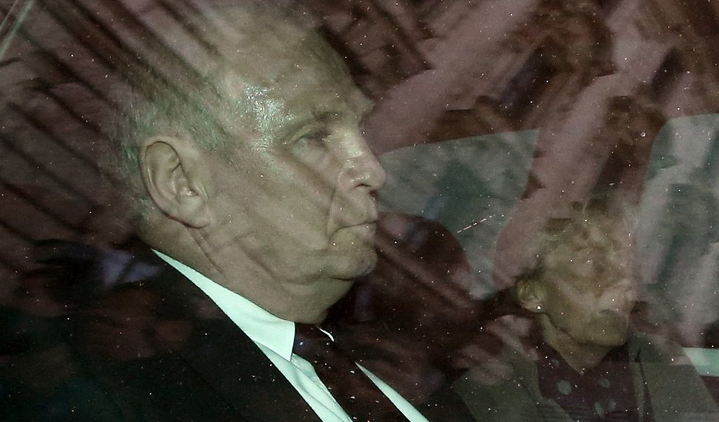 Bayern Munich President Uli Hoeness and his wife Susi leave by car following the verdict in his trial for tax evasion at the regional court in Munich March 13, 2014. A German court convicted Hoeness of tax evasion on Thursday and sentenced the soccer boss (Foto: Leonardo Attuch) Bayern Munich President Uli Hoeness and his wife Susi leave by car following the verdict in his trial for tax evasion at the regional court in Munich March 13, 2014. A German court convicted Hoeness of tax evasion on Thursday and sentenced the soccer boss