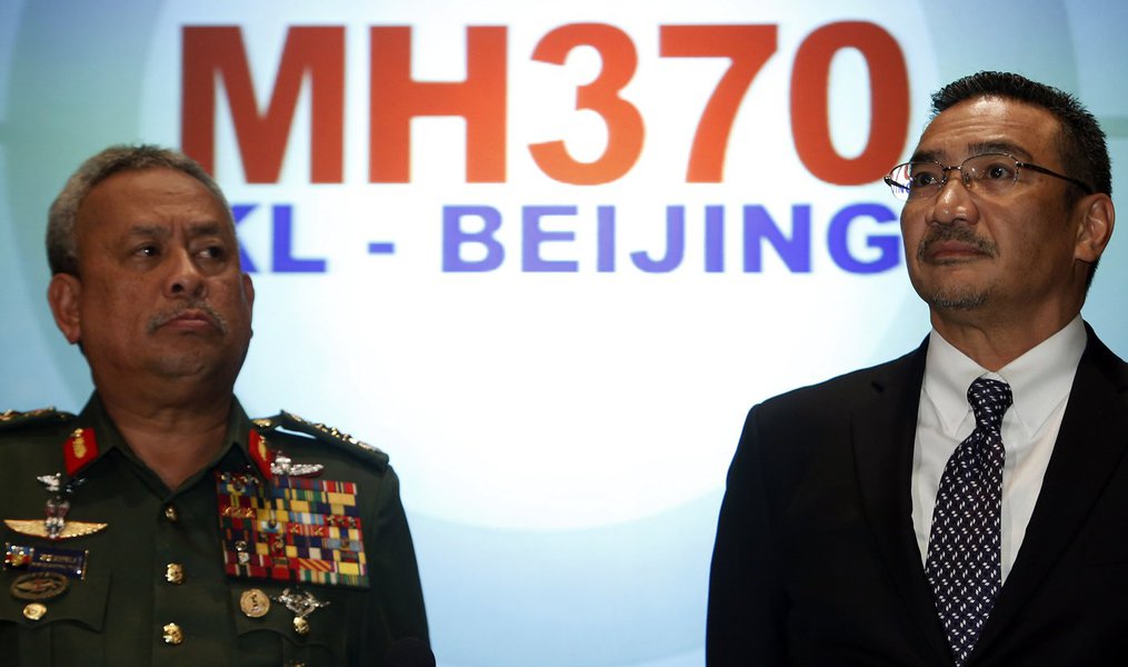 Malaysia's acting Transport Minister Hishammuddin Hussein listens to questions next to Chief of Armed Forces General Zulkifeli Mohd. Zin (L) during a news conference about the missing Malaysia Airlines MH370 plane at Kuala Lumpur International Airport Mar (Foto: Gisele Federicce) Malaysia's acting Transport Minister Hishammuddin Hussein listens to questions next to Chief of Armed Forces General Zulkifeli Mohd. Zin (L) during a news conference about the missing Malaysia Airlines MH370 plane at Kuala Lumpur International Airport Mar