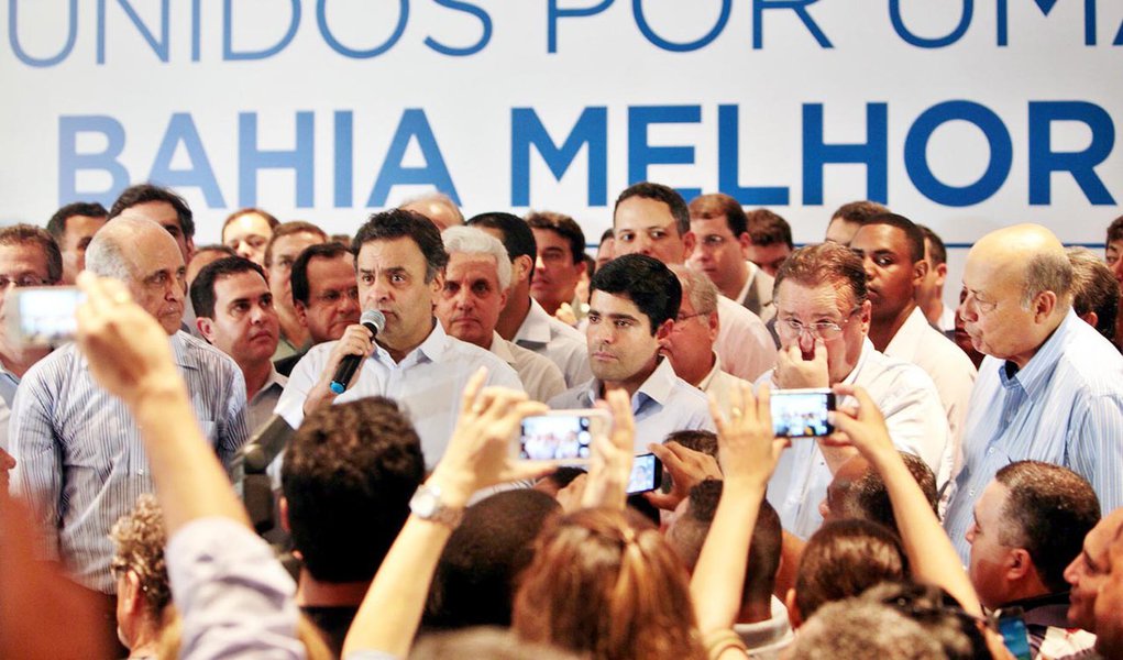 Senador Aécio Neves, presidente nacional do PSDB discursa no lançamento das pré-candidaturas da chapa de oposição na Bahia. Ao seu lado, Paulo Souto, ACM Neto e Geddel Vieira Lima. Salvador, 14/04/2014 – Foto Orlando Brito (Foto: Ana Pupulin) Senador Aécio Neves, presidente nacional do PSDB discursa no lançamento das pré-candidaturas da chapa de oposição na Bahia. Ao seu lado, Paulo Souto, ACM Neto e Geddel Vieira Lima. Salvador, 14/04/2014 – Foto Orlando Brito