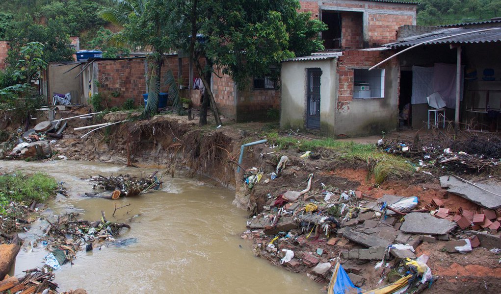 NOVA IGUAÇU,RJ,12.12.2013:CHUVA/RESCALDO/INTERDIÇÃO CASAS - Casas nas margens do Rio Botas, em Austin, Nova Iguaçu (RJ), estão interditadas pela Defesa Civil nesta quinta-feira (12). O temporal que atingiu o Rio de Janeiro entre a noite de terça-feira (10 (Foto: Leonardo Lucena) NOVA IGUAÇU,RJ,12.12.2013:CHUVA/RESCALDO/INTERDIÇÃO CASAS - Casas nas margens do Rio Botas, em Austin, Nova Iguaçu (RJ), estão interditadas pela Defesa Civil nesta quinta-feira (12). O temporal que atingiu o Rio de Janeiro entre a noite de terça-feira (10