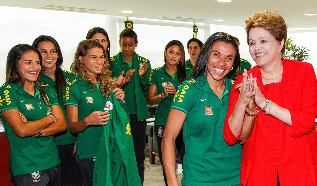 Brasília - DF, 18/12/2013. Presidenta Dilma Rousseff durante delegação brasileira de futebol feminino. Foto: Roberto Stuckert Filho/PR (Foto: Valter Lima) Brasília - DF, 18/12/2013. Presidenta Dilma Rousseff durante delegação brasileira de futebol feminino. Foto: Roberto Stuckert Filho/PR