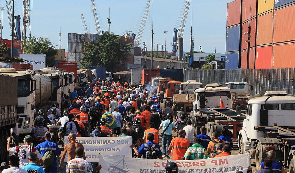 Paralisação deixa 13 navios parados em Santos (Foto: MERCADO) Paralisação deixa 13 navios parados em Santos
