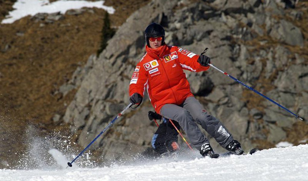 O ex-piloto alemão de Fórmula 1 Michael Schumacher esquia no resort Madonna Di Campiglio, na Itália. Schumacher, piloto mais vitorioso da história da Fórmula 1, luta pela vida em um hospital da França após sofrer um acidente de esqui, disseram os médicos (Foto: Valter Lima) O ex-piloto alemão de Fórmula 1 Michael Schumacher esquia no resort Madonna Di Campiglio, na Itália. Schumacher, piloto mais vitorioso da história da Fórmula 1, luta pela vida em um hospital da França após sofrer um acidente de esqui, disseram os médicos