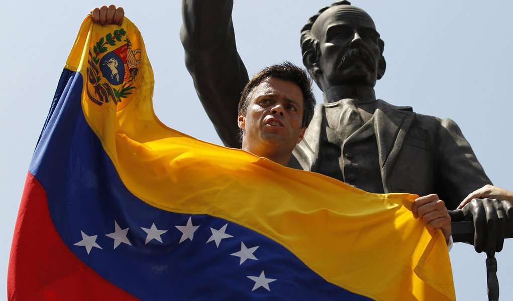 Venezuelan opposition leader Leopoldo Lopez speaks to supporters before handing himself over in Caracas February 18, 2014. Lopez, wanted on charges of fomenting deadly violence, handed himself over to security forces on Tuesday, Reuters witnesses said. Lo (Foto: Gisele Federicce) Venezuelan opposition leader Leopoldo Lopez speaks to supporters before handing himself over in Caracas February 18, 2014. Lopez, wanted on charges of fomenting deadly violence, handed himself over to security forces on Tuesday, Reuters witnesses said. Lo