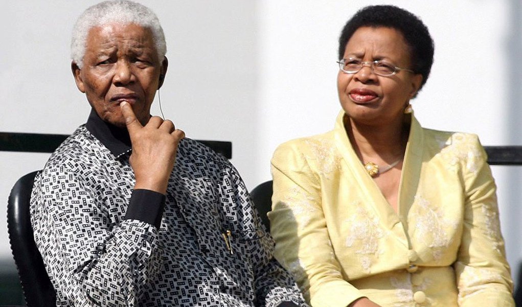 Mandela está bem embora sinta dores, diz esposa Mandela está bem embora sinta dores, diz esposa