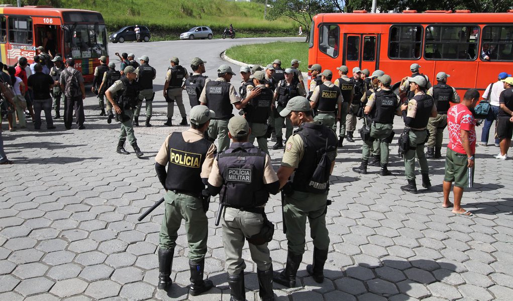 Governo endurece contra greve de ônibus no Recife Governo endurece contra greve de ônibus no Recife