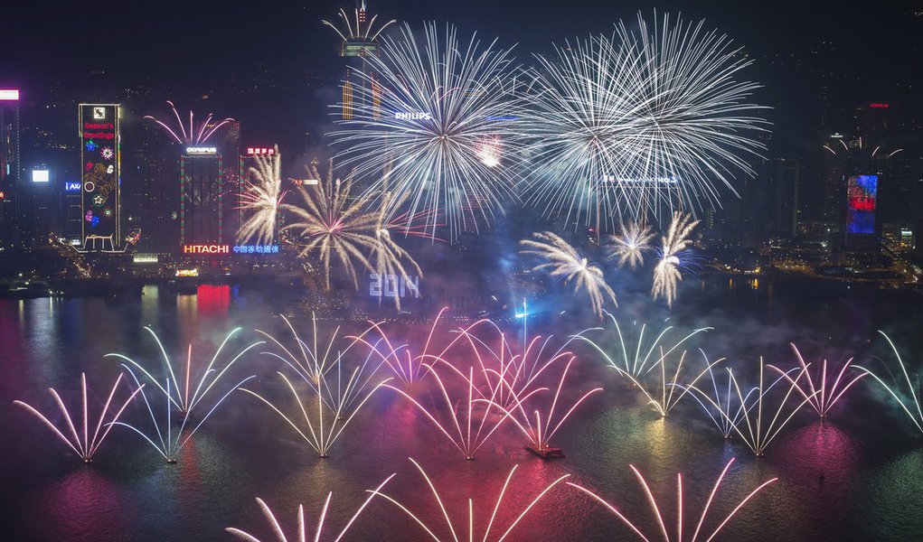 Fireworks explode over Victoria Harbour and Hong Kong Convention and Exhibition Centre during a pyrotechnic show to celebrate the New Year in Hong Kong January 1, 2014. REUTERS/Tyrone Siu (CHINA - Tags: SOCIETY ANNIVERSARY) (Foto: Gisele Federicce) Fireworks explode over Victoria Harbour and Hong Kong Convention and Exhibition Centre during a pyrotechnic show to celebrate the New Year in Hong Kong January 1, 2014. REUTERS/Tyrone Siu (CHINA - Tags: SOCIETY ANNIVERSARY)
