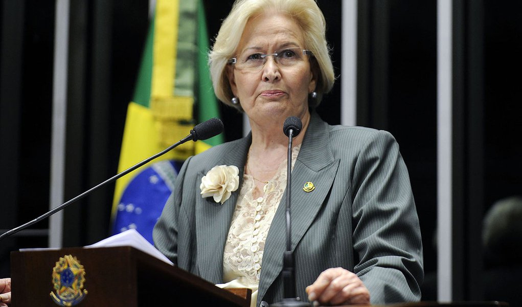 Senadora Ana Amélia (PP-RS) pede ao presidente da Comissão de Constituição, Justiça e Cidadania, senador Vital do Rêgo (PMDB-PB), que coloque logo em votação a Proposta de Emenda à Constituição 63/2013, que institui a parcela mensal de valorização por tem (Foto: Roberta Namour) Senadora Ana Amélia (PP-RS) pede ao presidente da Comissão de Constituição, Justiça e Cidadania, senador Vital do Rêgo (PMDB-PB), que coloque logo em votação a Proposta de Emenda à Constituição 63/2013, que institui a parcela mensal de valorização por tem