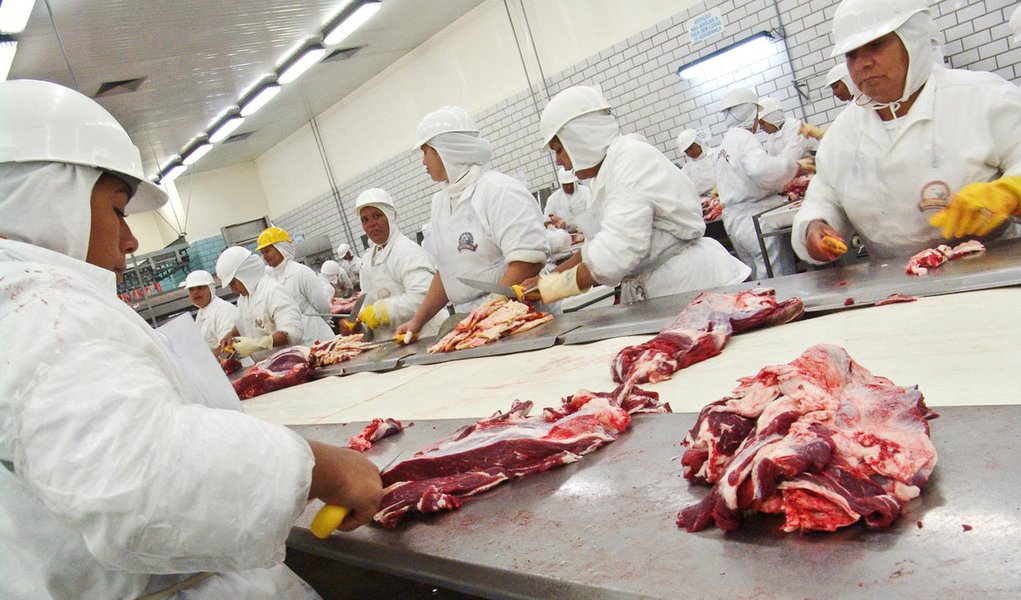 Brasil, Promissão, SP, 09/03/2006 – Foto: Alf Ribeiro – Linha de produção e corte de carne do Frigorífico Marfrig, em Promissão, SP (Foto: Clemente Ganz Lúcio) Brasil, Promissão, SP, 09/03/2006 – Foto: Alf Ribeiro – Linha de produção e corte de carne do Frigorífico Marfrig, em Promissão, SP
