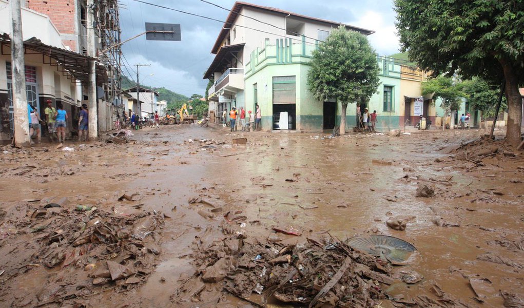 VIRGOLÂNDIA (MG), 28.12.2013 - CHUVAS/MG: Chuva provoca estragos em Virgolândia. Foto: Ricardo Bastos/Hoje em Dia/Folhapress (Foto: Gisele Federicce) VIRGOLÂNDIA (MG), 28.12.2013 - CHUVAS/MG: Chuva provoca estragos em Virgolândia. Foto: Ricardo Bastos/Hoje em Dia/Folhapress