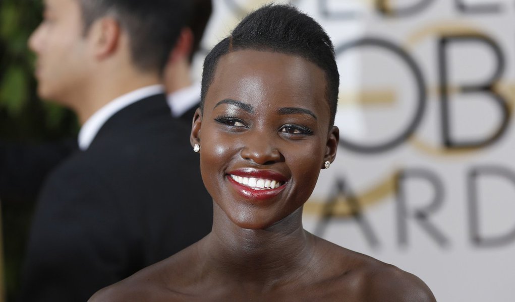 Actress Lupita Nyong'o, of the film "12 Years A Slave," arrives at the 71st annual Golden Globe Awards in Beverly Hills, California January 12, 2014. REUTERS/Mario Anzuoni (UNITED STATES - Tags: ENTERTAINMENT) (GOLDENGLOBES-ARRIVALS) - RTX17B4R (Foto: Gisele Federicce) Actress Lupita Nyong'o, of the film "12 Years A Slave," arrives at the 71st annual Golden Globe Awards in Beverly Hills, California January 12, 2014. REUTERS/Mario Anzuoni (UNITED STATES - Tags: ENTERTAINMENT) (GOLDENGLOBES-ARRIVALS) - RTX17B4R