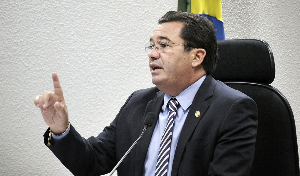 Presidente da CCJ, senador Vital do Rêgo (PMDB-PB) conduz análise do projeto que confere poder de polícia às guardas municipais (PLC 39/2014) (Foto: Roberta Namour) Presidente da CCJ, senador Vital do Rêgo (PMDB-PB) conduz análise do projeto que confere poder de polícia às guardas municipais (PLC 39/2014)