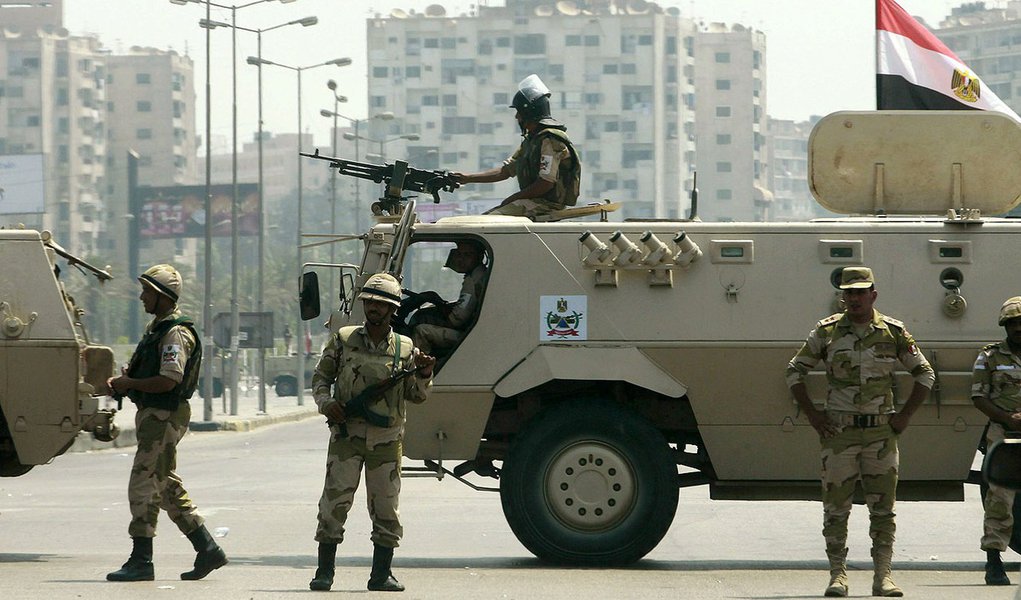Árabes dão US$ 8 bi ao Exército do Egito (Foto: LOUAFI LARBI) Árabes dão US$ 8 bi ao Exército do Egito