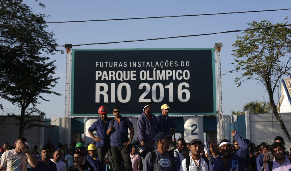 Construction workers on strike stand outside the Rio 2016 Olympic Park construction site in Rio de Janeiro April 8, 2014. Workers building Rio's 2016 Olympic Park fought with security guards on Monday but although shots were fired no one was injured in th (Foto: Gisele Federicce) Construction workers on strike stand outside the Rio 2016 Olympic Park construction site in Rio de Janeiro April 8, 2014. Workers building Rio's 2016 Olympic Park fought with security guards on Monday but although shots were fired no one was injured in th
