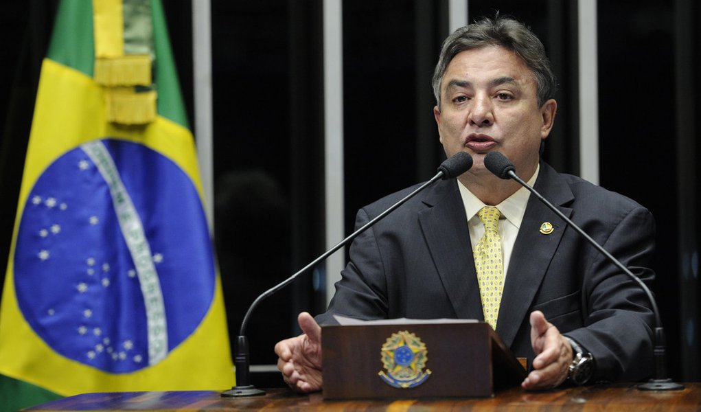 Senador Zeze Perrella (PDT-MG) nega qualquer envolvimento de seu filho, o deputado estadual Gustavo Perrela (SDD-MG), com o transporte de quase meia tonelada de cocaína apreendida em helicóptero da família Perrela no último domingo (Foto: Gisele Federicce) Senador Zeze Perrella (PDT-MG) nega qualquer envolvimento de seu filho, o deputado estadual Gustavo Perrela (SDD-MG), com o transporte de quase meia tonelada de cocaína apreendida em helicóptero da família Perrela no último domingo