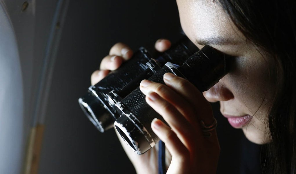 A woman looks for the missing Malaysia Airlines flight MH370, that disappeared from radar screens in the early hours of Saturday, off Con Dao island March 12, 2014. The search for a missing Malaysia Airlines jetliner expanded on Wednesday to cover an area (Foto: Valter Lima) A woman looks for the missing Malaysia Airlines flight MH370, that disappeared from radar screens in the early hours of Saturday, off Con Dao island March 12, 2014. The search for a missing Malaysia Airlines jetliner expanded on Wednesday to cover an area