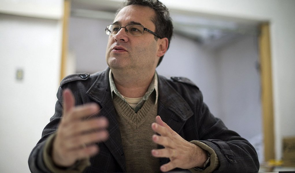 2014.05.28 - Porto Alegre/RS/Brasil - Entrevista exclusiva com Roberto Robaina, pré-candidato ao governo do estado pelo PSOL. Foto: Bernardo Jardim Ribeiro/Sul21.com.br (Foto: Leonardo Lucena) 2014.05.28 - Porto Alegre/RS/Brasil - Entrevista exclusiva com Roberto Robaina, pré-candidato ao governo do estado pelo PSOL. Foto: Bernardo Jardim Ribeiro/Sul21.com.br