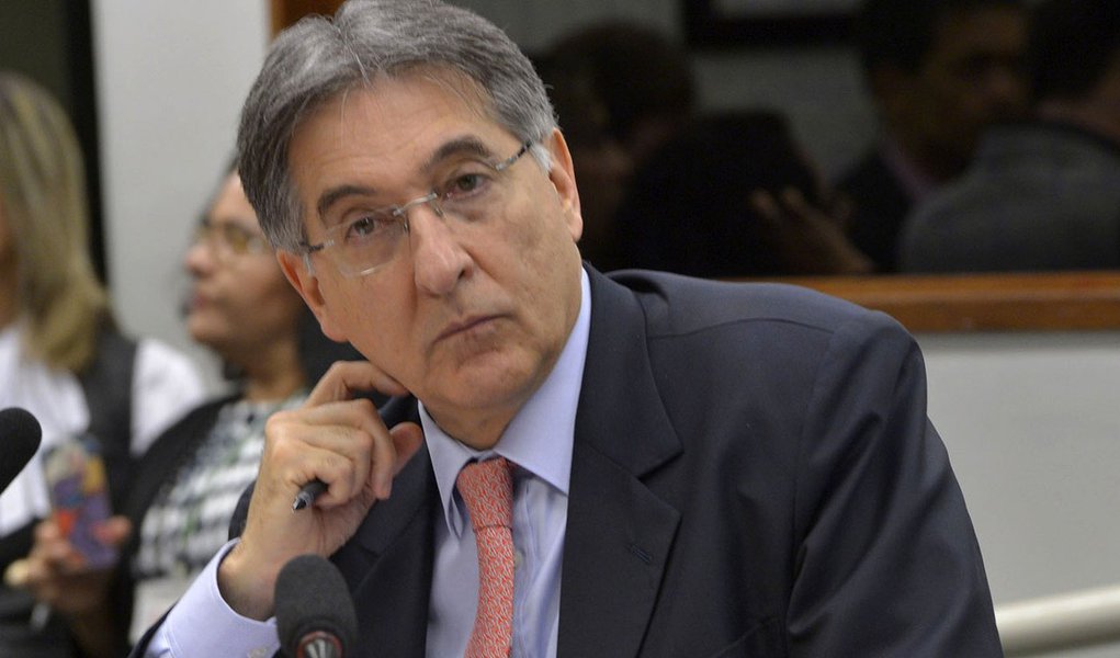 Ministro do Desenvolvimento, Industria e Comércio Exterior, Fernando Pimentel participa de audiência pública nas comissões de Desenvolvimento de Agricultura e de Relaçoes exteriores da Câmara dos Deputados. (Foto: Leonardo Attuch) Ministro do Desenvolvimento, Industria e Comércio Exterior, Fernando Pimentel participa de audiência pública nas comissões de Desenvolvimento de Agricultura e de Relaçoes exteriores da Câmara dos Deputados.