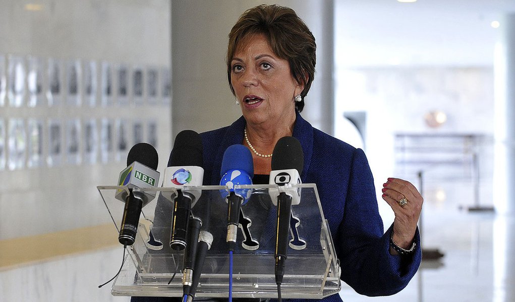 Brasília - Os governadores do Rio Grande do Norte, Rosalba Ciarlini, de Goiás, Marconi Perillo, e de Santa Catarina, Raimundo Colombo, dão entrevista após cerimônia de assinatura do termo de entendimento para a ampliação do crédito fiscal dos três estados (Foto: Roberta Namour) Brasília - Os governadores do Rio Grande do Norte, Rosalba Ciarlini, de Goiás, Marconi Perillo, e de Santa Catarina, Raimundo Colombo, dão entrevista após cerimônia de assinatura do termo de entendimento para a ampliação do crédito fiscal dos três estados