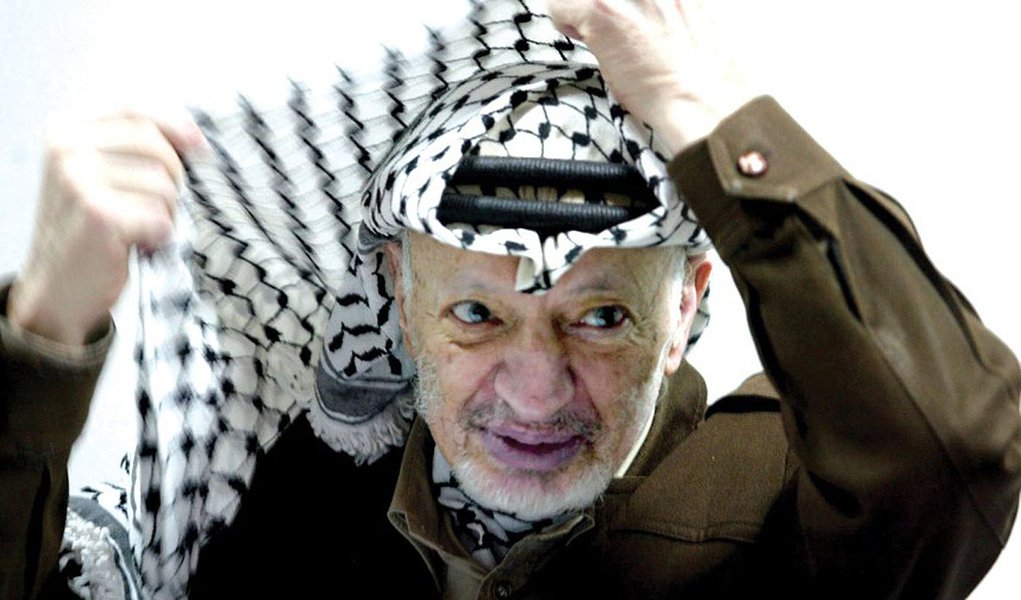 (FILES) This file photo dated 12 April 2...RAMALLAH, -: (FILES) This file photo dated 12 April 2003 shows Palestinian leader Yasser Arafat adjusting his head-dress, keffiyeh, during a meeting in his Ramallah office. It was announced 11 November 2004 that (Foto: Roberta Namour) (FILES) This file photo dated 12 April 2...RAMALLAH, -: (FILES) This file photo dated 12 April 2003 shows Palestinian leader Yasser Arafat adjusting his head-dress, keffiyeh, during a meeting in his Ramallah office. It was announced 11 November 2004 that