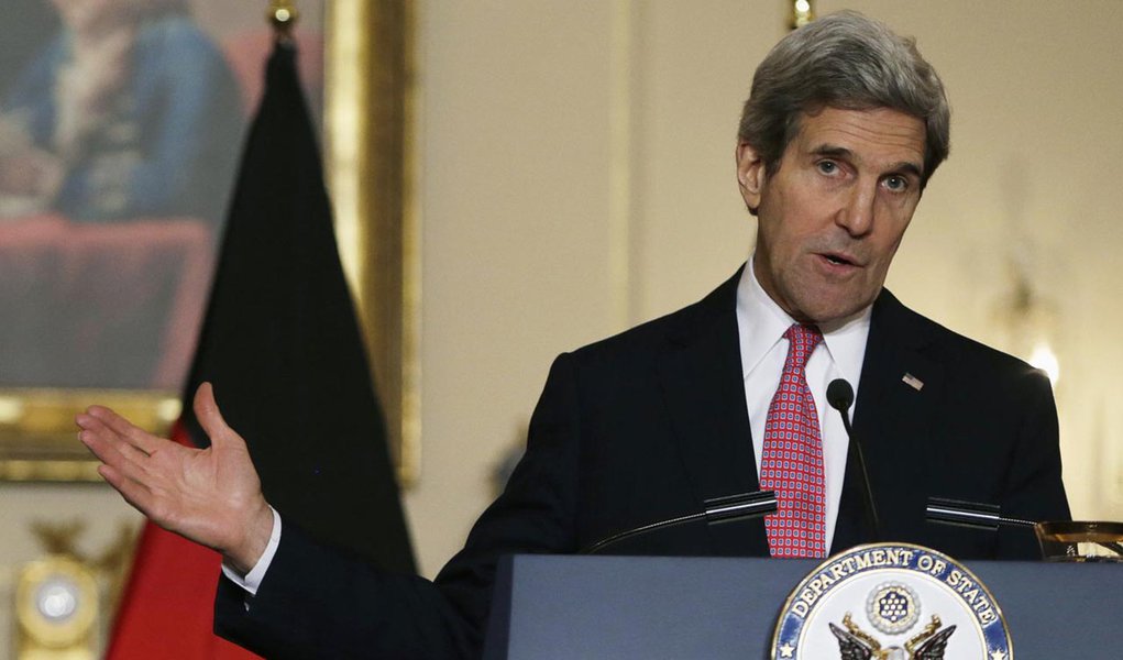 U.S. Secretary of State John Kerry gestures during a joint news conference with German Foreign Minister Frank-Walter Steinmeier (not pictured) at the State Department in Washington February 27, 2014. REUTERS/Gary Cameron (UNITED STATES - Tags: POLITICS) (Foto: Roberta Namour) U.S. Secretary of State John Kerry gestures during a joint news conference with German Foreign Minister Frank-Walter Steinmeier (not pictured) at the State Department in Washington February 27, 2014. REUTERS/Gary Cameron (UNITED STATES - Tags: POLITICS)