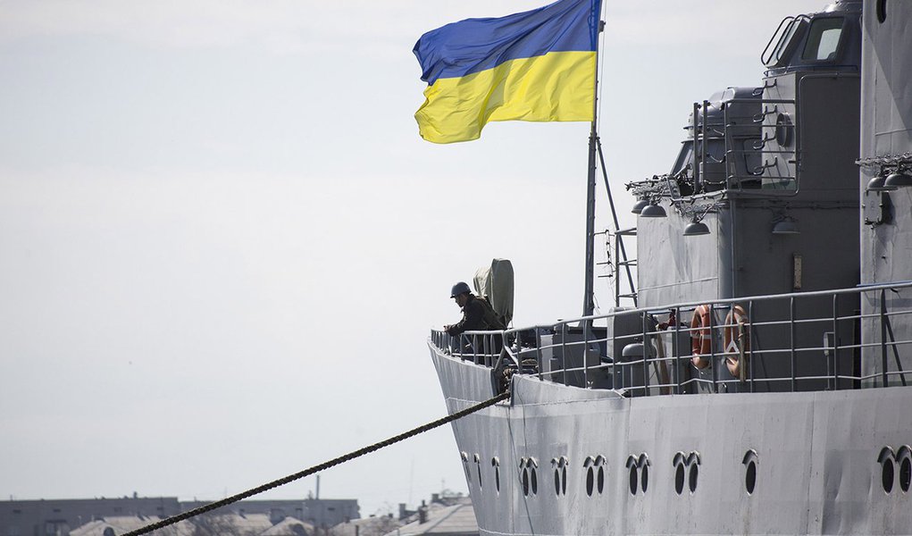 Ukrainian Navy sailors stand guard on the Ukrainian navy command ship Slavutych at the Crimean port of Sevastopol March 18, 2014. Putin, defying Ukrainian protests and Western sanctions, on Tuesday signed a treaty making Crimea part Russia but said he did (Foto: Leonardo Attuch) Ukrainian Navy sailors stand guard on the Ukrainian navy command ship Slavutych at the Crimean port of Sevastopol March 18, 2014. Putin, defying Ukrainian protests and Western sanctions, on Tuesday signed a treaty making Crimea part Russia but said he did