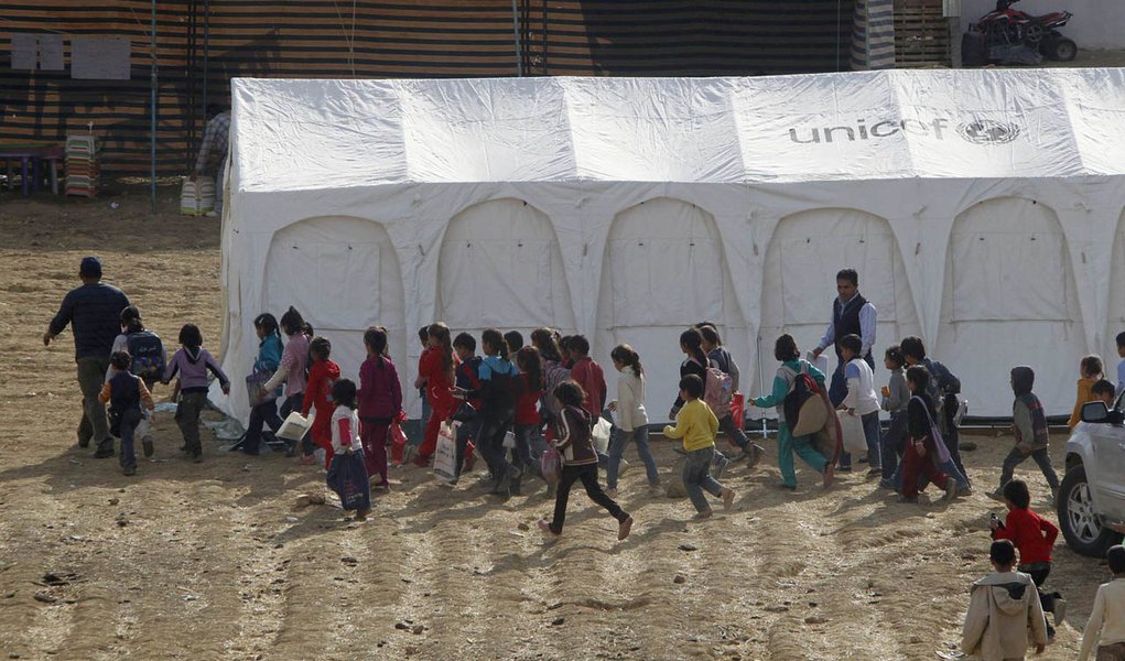 Syrian refugee children walk together to receive their polio vaccine during a vaccination campaign at a Syrian refugee camp near Zahle town in the Bekaa Valley November 8, 2013. Lebanon launched a massive public health initiative on Friday to vaccinate al (Foto: Gisele Federicce) Syrian refugee children walk together to receive their polio vaccine during a vaccination campaign at a Syrian refugee camp near Zahle town in the Bekaa Valley November 8, 2013. Lebanon launched a massive public health initiative on Friday to vaccinate al