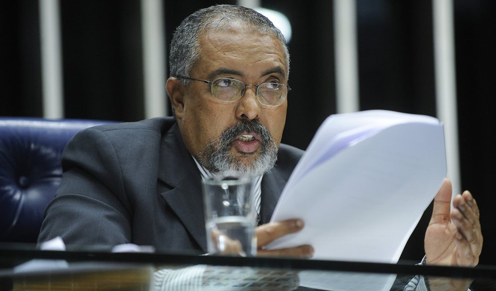 Senador Paulo Paim (PT-RS) registra a movimentação dos aposentados e pensionistas do Aerus (o fundo de pensão dos servidores da Varig) que estão em vigília, no Salão Verde do Congresso e disse esperar que seja viabilizada uma reunião do movimento com rep (Foto: Leonardo Lucena) Senador Paulo Paim (PT-RS) registra a movimentação dos aposentados e pensionistas do Aerus (o fundo de pensão dos servidores da Varig) que estão em vigília, no Salão Verde do Congresso e disse esperar que seja viabilizada uma reunião do movimento com rep