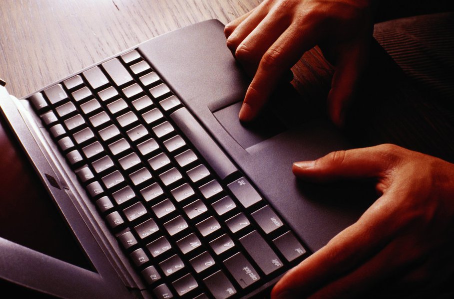 M�os sobre teclado de computador *** Local Caption *** notebook (Foto: Paulo Emílio) M�os sobre teclado de computador *** Local Caption *** notebook