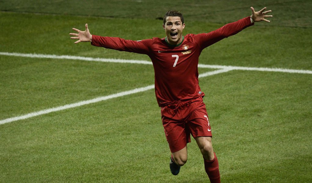 Portugal's Cristiano Ronaldo celebrates his goal against Sweden during the second leg of their 2014 World Cup qualifying soccer match against Portugal at Friends Arena in Stockholm November 19, 2013. REUTERS/Pontus Lundahl/TT News Agency (SWEDEN - Tags: S (Foto: Leonardo Attuch) Portugal's Cristiano Ronaldo celebrates his goal against Sweden during the second leg of their 2014 World Cup qualifying soccer match against Portugal at Friends Arena in Stockholm November 19, 2013. REUTERS/Pontus Lundahl/TT News Agency (SWEDEN - Tags: S